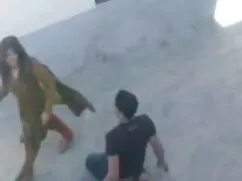 Novio admira la figu ...