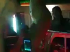 El joven recoge a la ...