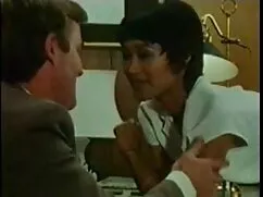 Chicos en un sofá vi ...