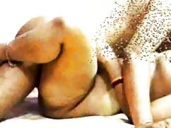 Un amigo observa com ...