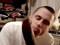 Un hombre amasa los  ...