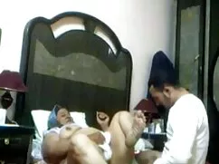 Chica delgada de pel ...