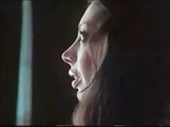 Una chica joven con  ...