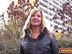 Mujer desnuda con cu ...