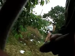 La chica complace al ...