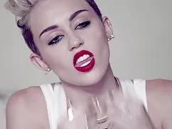 Hermosa morena se le ...