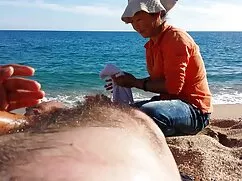 El hombre ató las ma ...