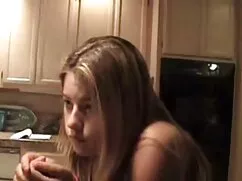 Rubia masturba la po ...