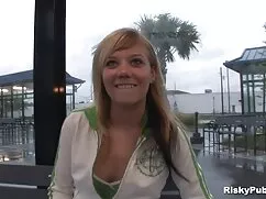 Rubia con coletas se ...