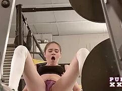 El negro se mete en  ...