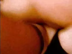 Un chico le da un ma ...