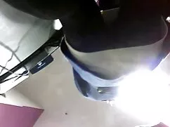 Una estudiante irrum ...