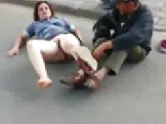 Pareja de tíos tiran ...