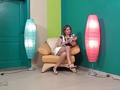 Mujer musculosa de t ...