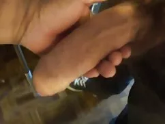 Masturbándose con un ...