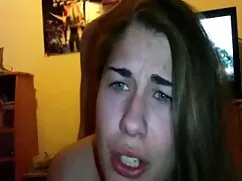 Chica en látex domin ...